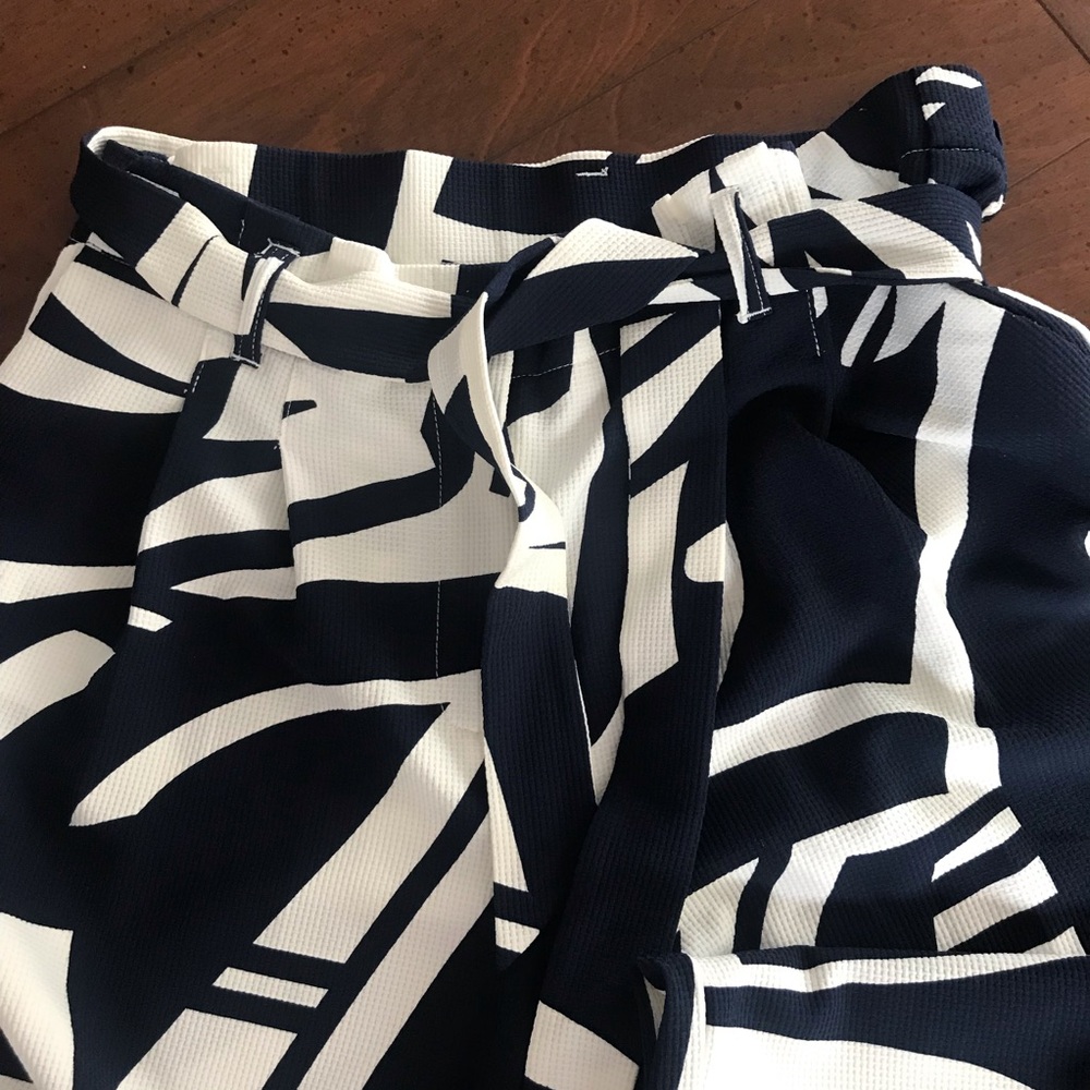 Chico's Black and White Abstract‎ Pants Size 0 - Picture 4 of 9